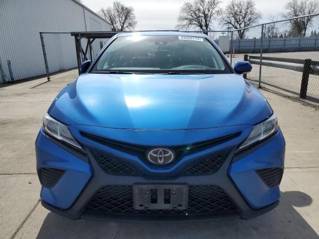 4T1B11HK5JU109416 - 2018 TOYOTA CAMRY L BLUE photo 5