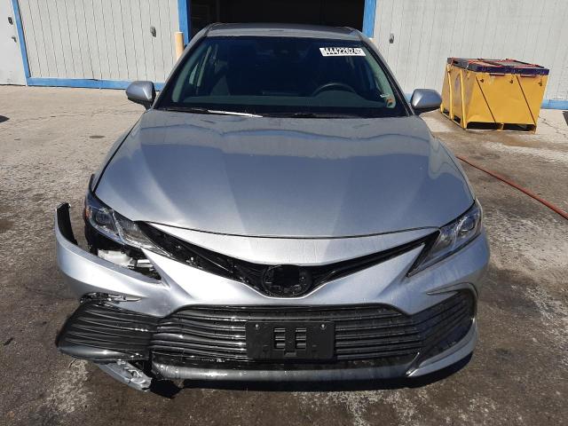 4T1C11AK2RU203313 - 2024 TOYOTA CAMRY LE SILVER photo 5