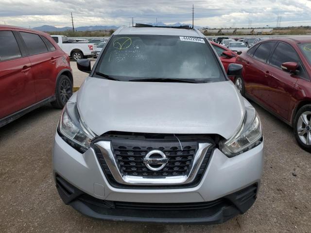 3N1CP5CU8JL542278 - 2018 NISSAN KICKS S SILVER photo 5