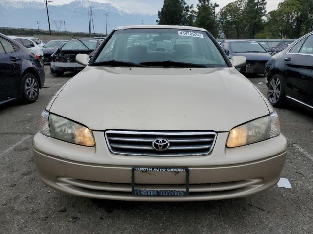 JT2BG22K010565647 - 2001 TOYOTA CAMRY CE BEIGE photo 5