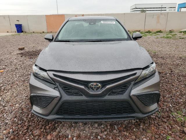 4T1G11AKXPU753423 - 2023 TOYOTA CAMRY SE NIGHT SHADE GRAY photo 5