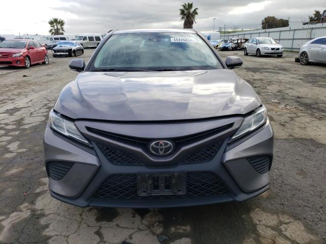 4T1B11HKXKU836973 - 2019 TOYOTA CAMRY L GRAY photo 5