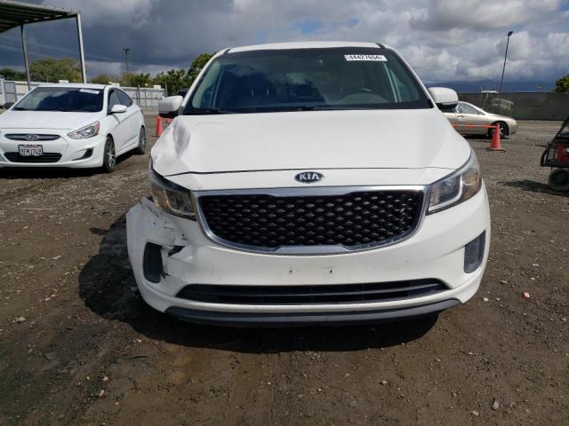 KNDMB5C10F6060279 - 2015 KIA SEDONA LX WHITE photo 5