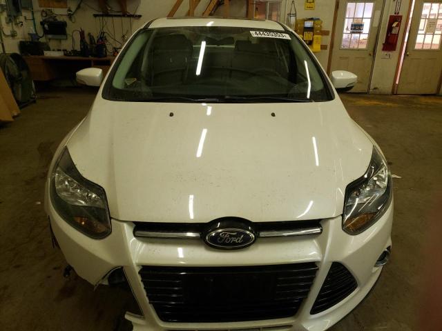 1FAHP3J25CL477080 - 2012 FORD FOCUS TITANIUM WHITE photo 5