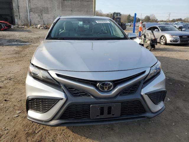 4T1G11AK9NU679828 - 2022 TOYOTA CAMRY SE SILVER photo 5