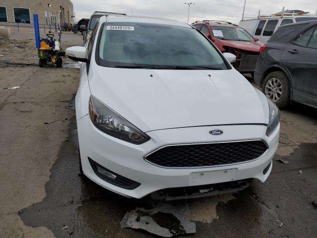 1FADP3H20HL290325 - 2017 FORD FOCUS SEL WHITE photo 5