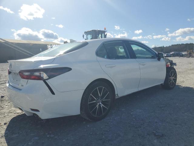 4T1G11AK7MU425999 - 2021 TOYOTA CAMRY SE WHITE photo 3