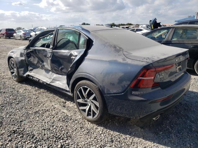 7JR102FK4LG043911 - 2020 VOLVO S60 T5 MOMENTUM SILVER photo 2