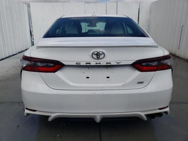 4T1G11AK8MU417135 - 2021 TOYOTA CAMRY SE WHITE photo 6