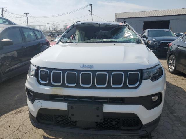 3C4NJCBB1NT137462 - 2022 JEEP COMPASS LATITUDE WHITE photo 5