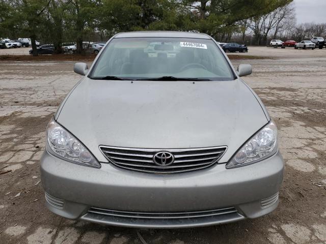 4T1BE32K55U532298 - 2005 TOYOTA CAMRY LE GRAY photo 5