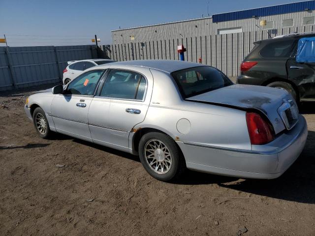 1LNHM82W61Y734664 - 2001 LINCOLN TOWN CAR SIGNATURE SILVER photo 2