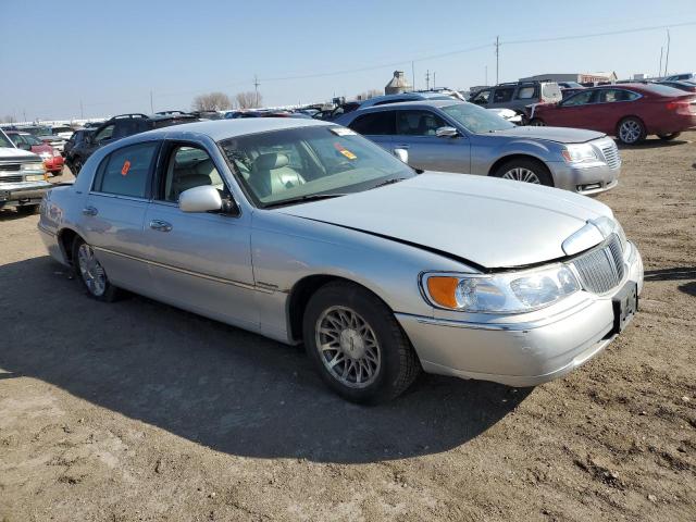 1LNHM82W61Y734664 - 2001 LINCOLN TOWN CAR SIGNATURE SILVER photo 4