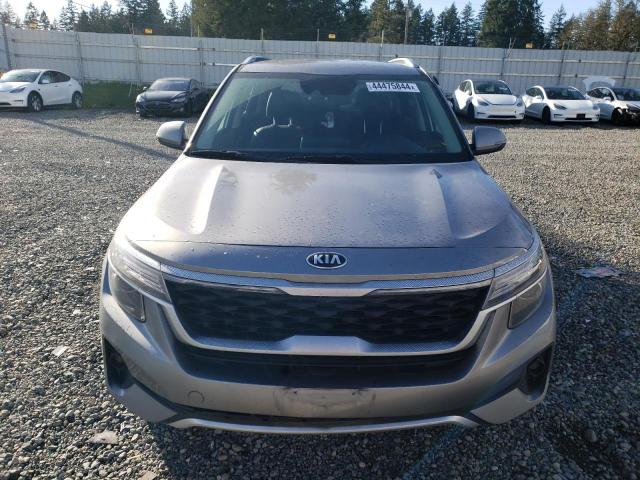 KNDEUCAA8M7101593 - 2021 KIA SELTOS S GRAY photo 5