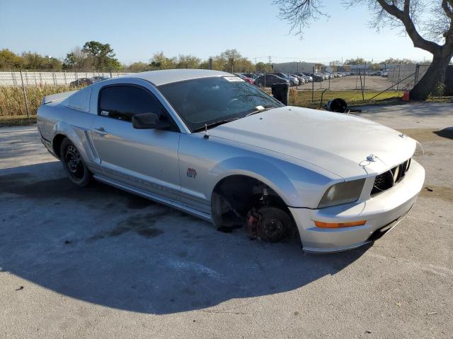 1ZVFT82H355150145 - 2005 FORD MUSTANG GT SILVER photo 4