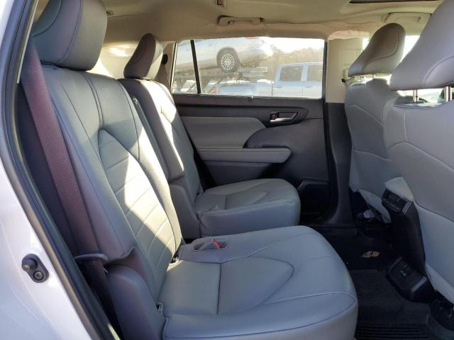 5TDGZRBH4NS200766 - 2022 TOYOTA HIGHLANDER XLE WHITE photo 11