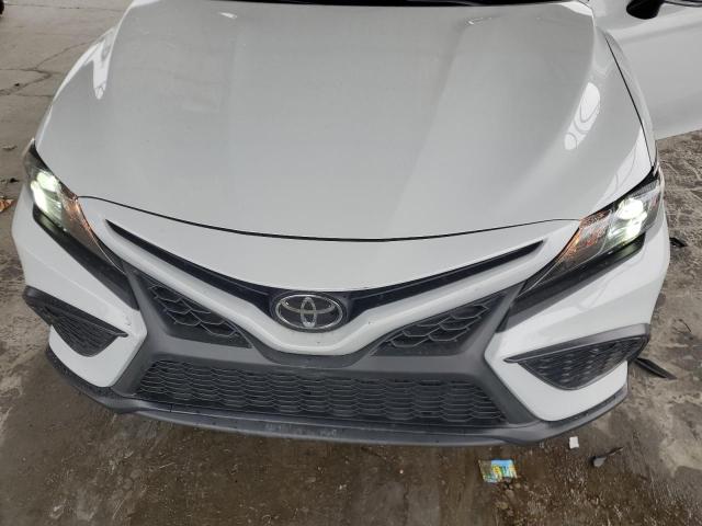 4T1G11AK8PU142287 - 2023 TOYOTA CAMRY SE NIGHT SHADE WHITE photo 11