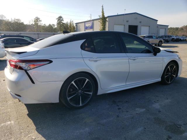 4T1B61HK2JU139913 - 2018 TOYOTA CAMRY XSE WHITE photo 3