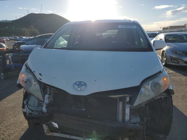 5TDYK3DC8BS038451 - 2011 TOYOTA SIENNA XLE WHITE photo 5