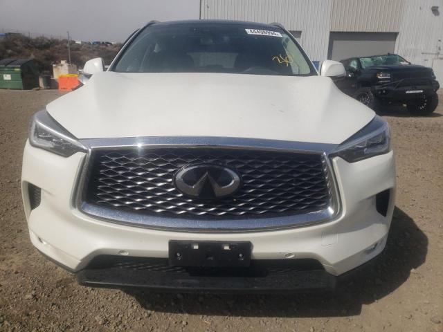 3PCAJ5CB2MF118439 - 2021 INFINITI QX50 ESSENTIAL WHITE photo 5