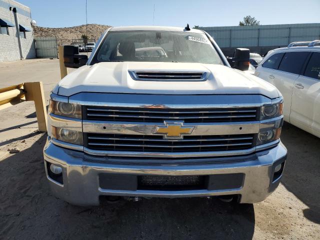 1GC1KVEY5JF145687 - 2018 CHEVROLET SILVERADO K2500 HEAVY DUTY LT WHITE photo 5