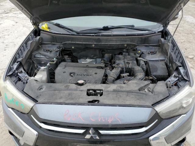 JA4AP3AU8JU013571 - 2018 MITSUBISHI OUTLANDER ES SILVER photo 11