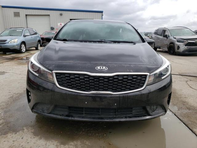 3KPFL4A7XJE249127 - 2018 KIA FORTE LX BLACK photo 5