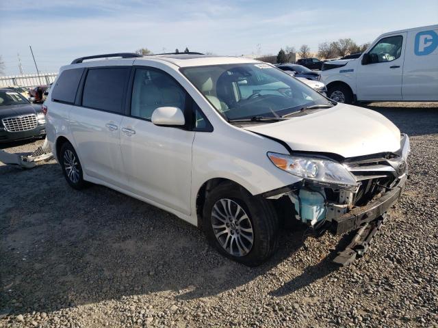 5TDYZ3DC5JS935706 - 2018 TOYOTA SIENNA XLE WHITE photo 4