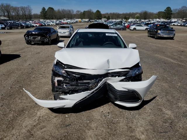 4T1C11AK3MU545216 - 2021 TOYOTA CAMRY LE WHITE photo 5