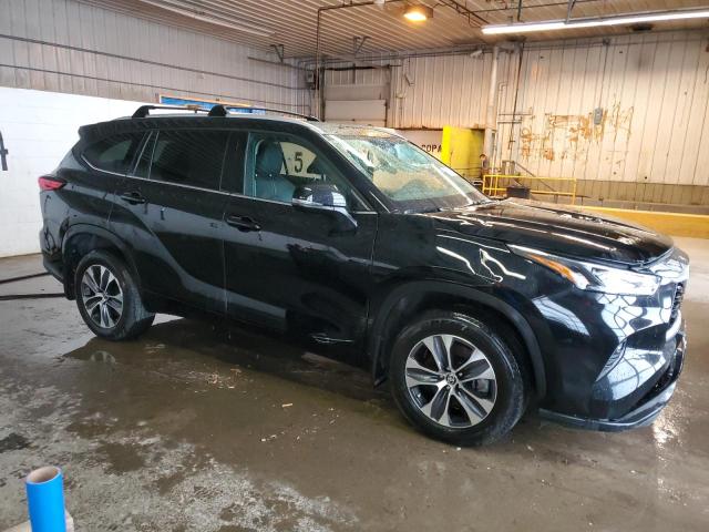 5TDGZRBH2NS257645 - 2022 TOYOTA HIGHLANDER XLE BLACK photo 4