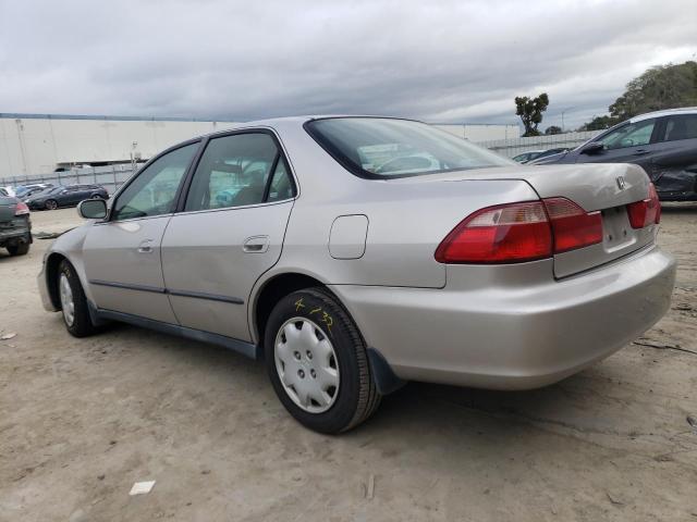 1HGCG5643WA156621 - 1998 HONDA ACCORD LX BEIGE photo 2