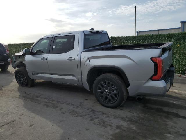 5TFNC5DB0RX052741 - 2024 TOYOTA TUNDRA CREWMAX PLATINUM Gümüş foto 2