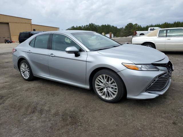 4T1B11HK9JU075545 - 2018 TOYOTA CAMRY L SILVER photo 4