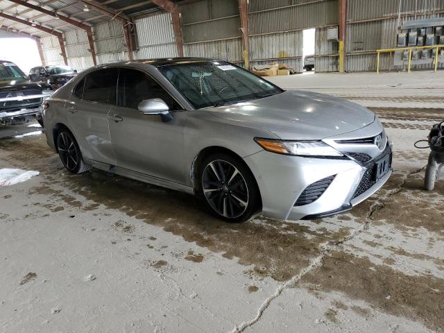 4T1BZ1HK4JU500386 - 2018 TOYOTA CAMRY XSE SILVER photo 4