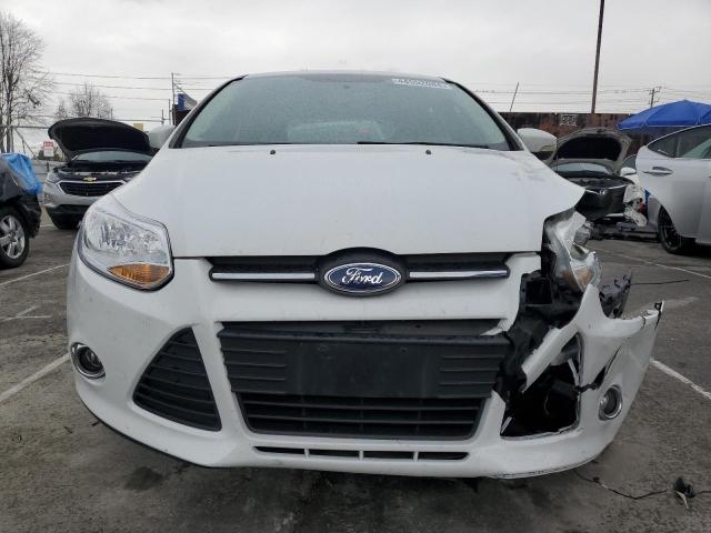 1FADP3K28DL363671 - 2013 FORD FOCUS SE WHITE photo 5