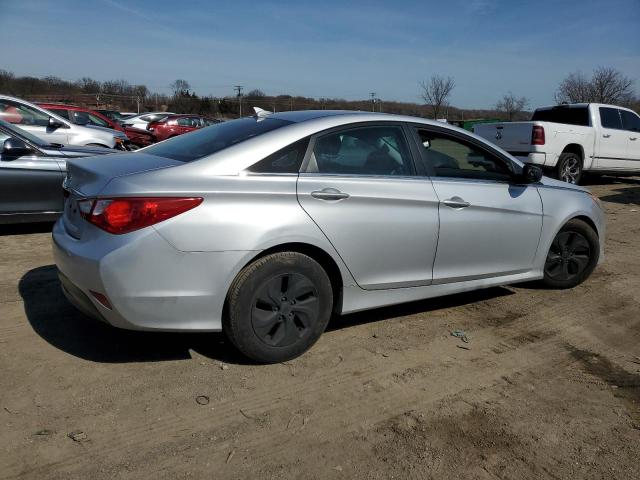 5NPEB4AC6EH819718 - 2014 HYUNDAI SONATA GLS SILVER photo 3