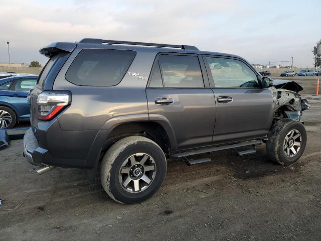 JTEPU5JRXP6165957 - 2023 TOYOTA 4RUNNER SE GRAY photo 3