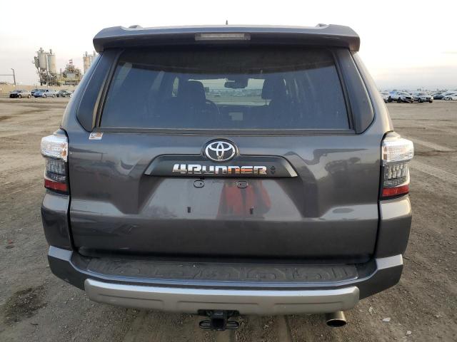 JTEPU5JRXP6165957 - 2023 TOYOTA 4RUNNER SE GRAY photo 6