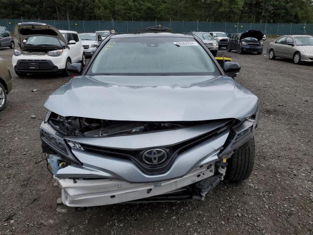 4T1B11HK0JU563296 - 2018 TOYOTA CAMRY L SILVER photo 5