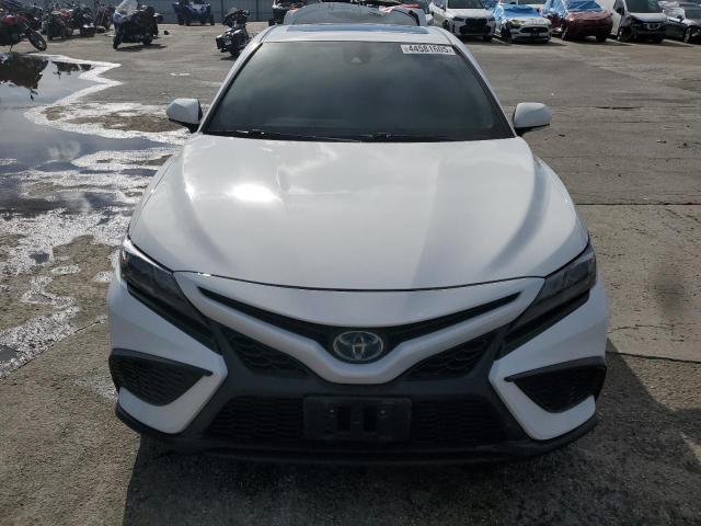 4T1S31AKXPU605955 - 2023 TOYOTA CAMRY SE NIGHT SHADE WHITE photo 5