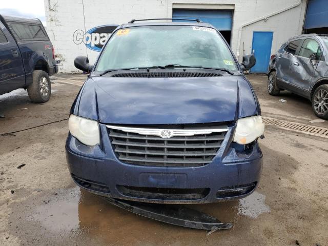 2C8GP54LX5R400137 - 2005 CHRYSLER TOWN & COU TOURING ლურჯი ფოტო 5