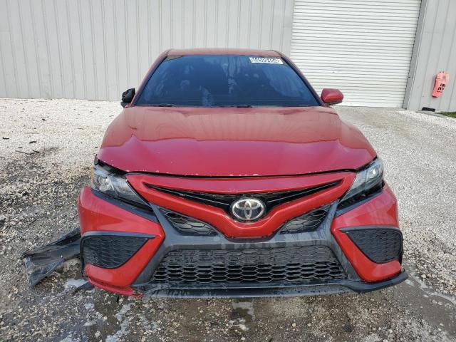 4T1G11AK8MU429155 - 2021 TOYOTA CAMRY SE RED photo 5