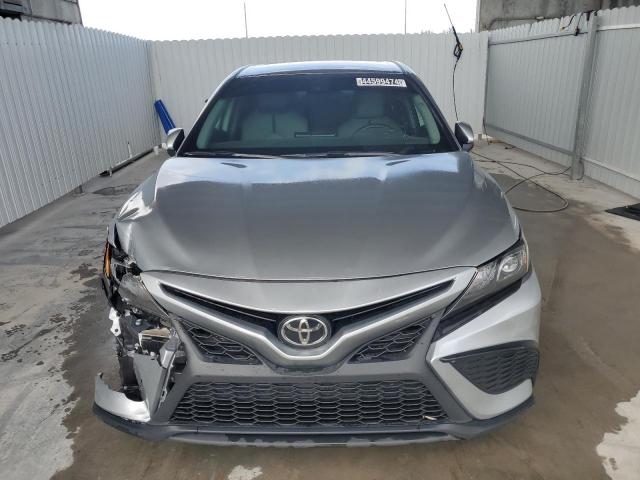4T1G11AK0PU836410 - 2023 TOYOTA CAMRY SE NIGHT SHADE GRAY photo 5