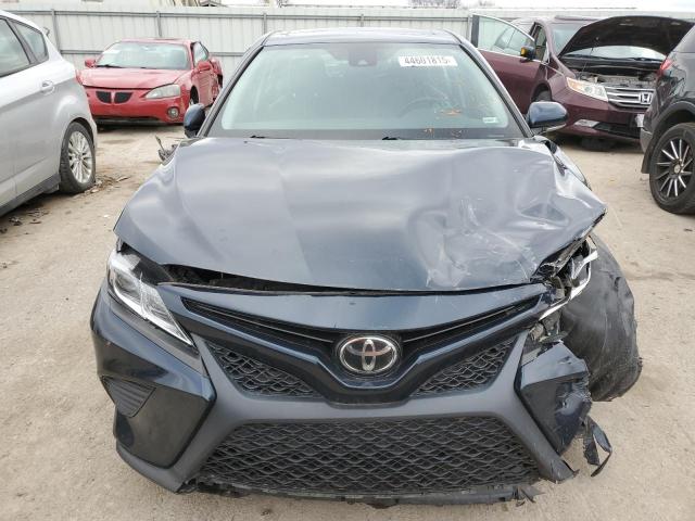 4T1J11AK2LU362590 - 2020 TOYOTA CAMRY SE ლურჯი ფოტო 5