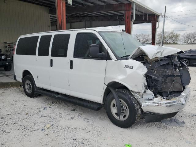 1GAWGEFF5H1298820 - 2017 CHEVROLET EXPRESS G2 LS WHITE photo 4