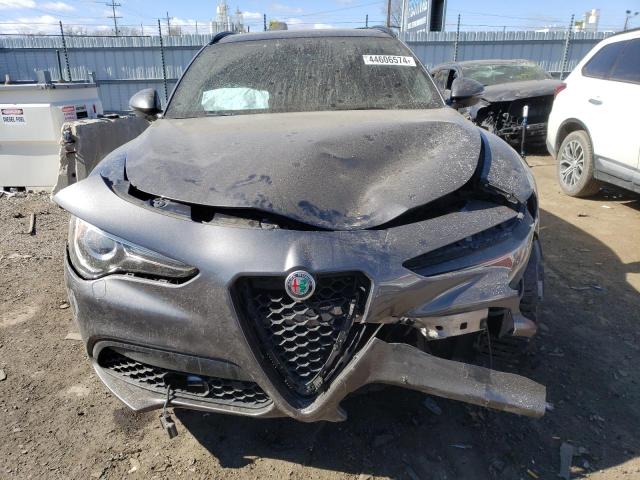 ZASFAKNN1J7B81052 - 2018 ALFA ROMEO STELVIO TI SPORT GRAY photo 5