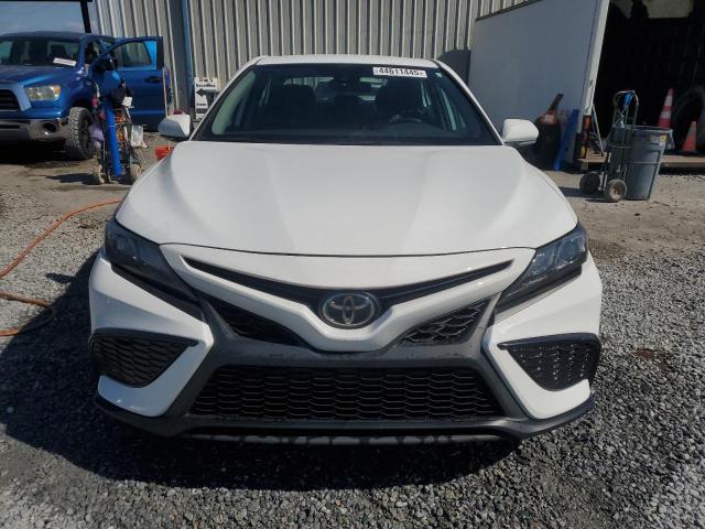 4T1G11AK7PU750009 - 2023 TOYOTA CAMRY SE NIGHT SHADE WHITE photo 5