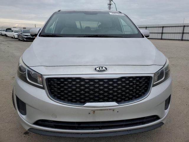 KNDMB5C16G6082286 - 2016 KIA SEDONA LX SILVER photo 5