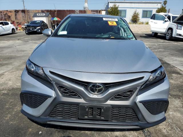 4T1G11AK5PU738697 - 2023 TOYOTA CAMRY SE NIGHT SHADE SILVER photo 5