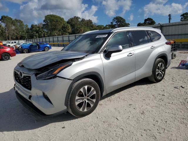 5TDGZRAHXMS058228 - 2021 TOYOTA HIGHLANDER XLE 银色 照片 1